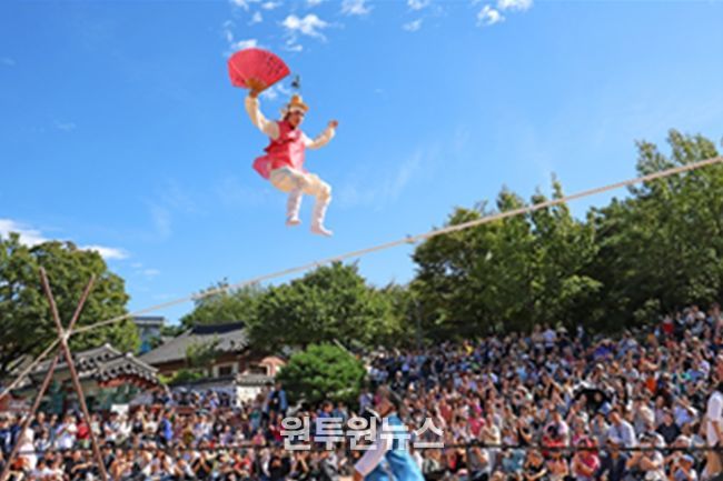 남산골한옥마을 줄타기 공연을 관람중인 시민들