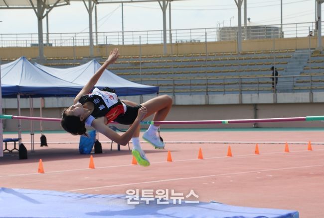 보은군, 제6회 전국 초·중·고등학교 학년별 육상경기대회 성료-높이뛰기 대회 모습