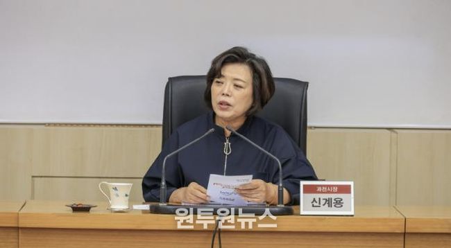 줄타기전수교육관 건립 기본계획수립 용역 중간보고회에서 신계용 과천시장이 발언하고 있다