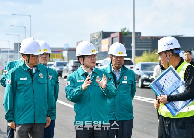 김병수 시장이 29일 ‘양촌산단교차로 입체화사업’ 현장을 찾아 공사 진행 상황을 꼼꼼히 살피고 있다.