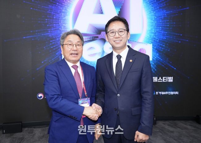 강기정 광주광역시장이 30일 서울 코엑스에서 열린 ‘AI 페스타(Festa) 2025’에 참석해 배경훈 과학기술정보통신부 장관과 환담을 나누고 있다. /광주광역시 제공