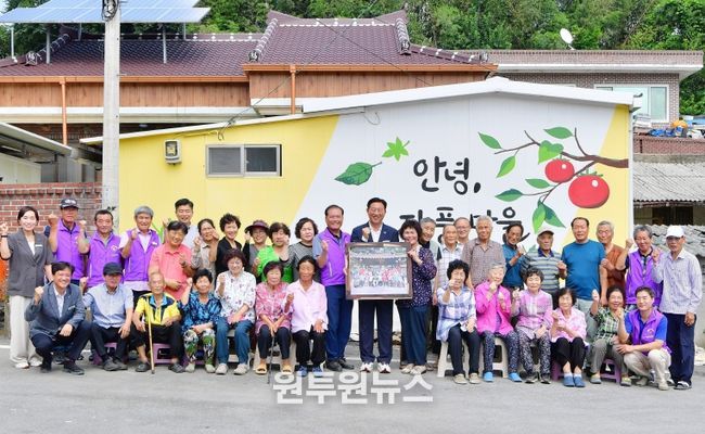 장성군이 '장성형 복지 모델' 추진으로 주목받고 있다. 남면 자풍마을을 찾은 김한종 군수