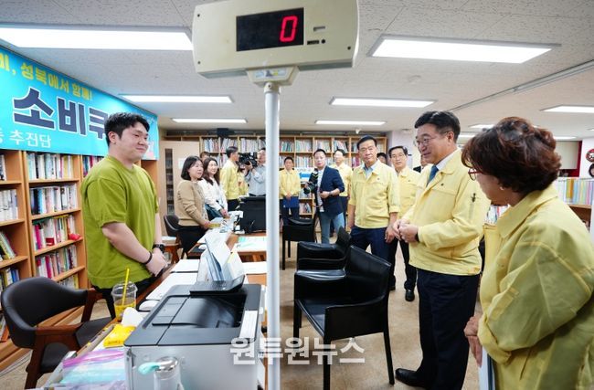 성북구, 행정민원서비스 현장점검...윤호중 행안부 장관 보문동 주민센터 찾아와