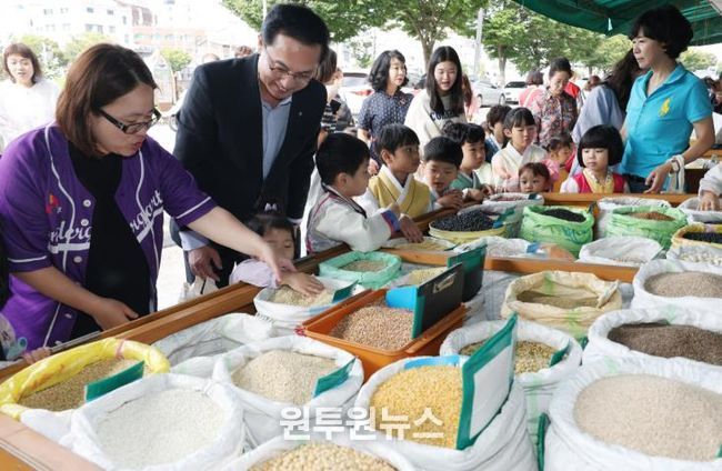 박희조 동구청장이 지난달 29일 추석 명절을 앞두고 인동시장을 찾아 장보기를 하는 모습