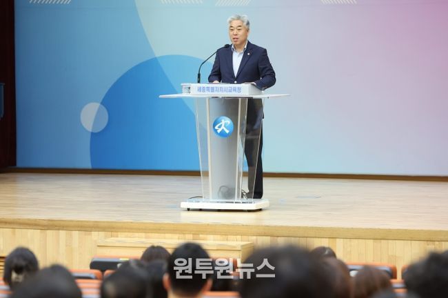 천범산 교육감 권한대행이 1일 소통・공감의 날 에서 당부 말씀을 하고 있다.