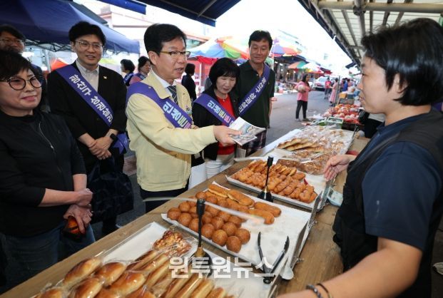 박병규 광산구청장이 1일 송정매일시장에서 전통시장 이용 분위기 확산과 지역상권 활성화를 위해 전통시장 상인들을 격려하고 제수 등 명절 용품을 구입했다.