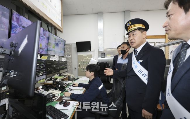 1일 전주역에서 김관영 전북특별자치도지사가 명절을 맞아 고항을 찾은 귀성객들에게 전주 하계올림픽 유치를 위한 현장 홍보와 환영인사를 하고 있다 이날 행사는 코레일의 '일일 명예역장 체험행사'와 연계해 진행됐다