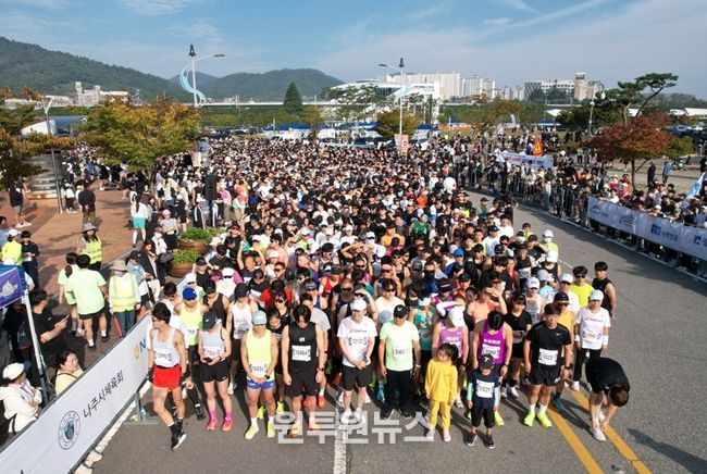 나주시가 오는 12일 ‘2025 전국 나주 마라톤대회’를 개최한다. 사진은 지난해 전국 나주 마라톤대회 진행 모습.