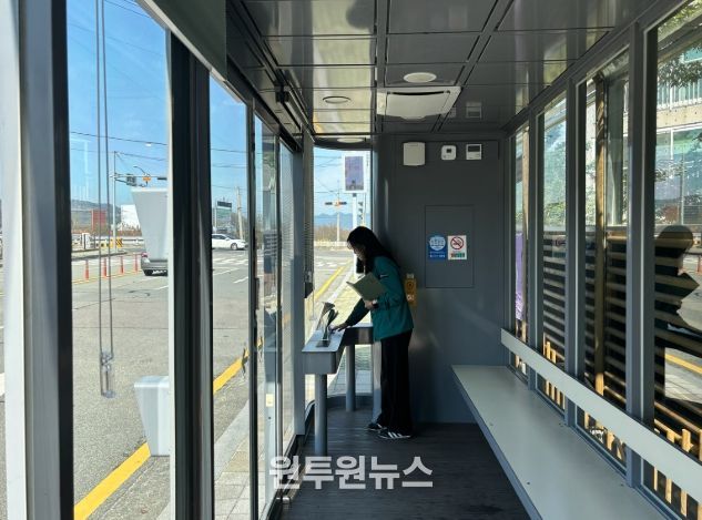 롯데인벤스 스마트복합쉼터 내부시설물 점검 모습