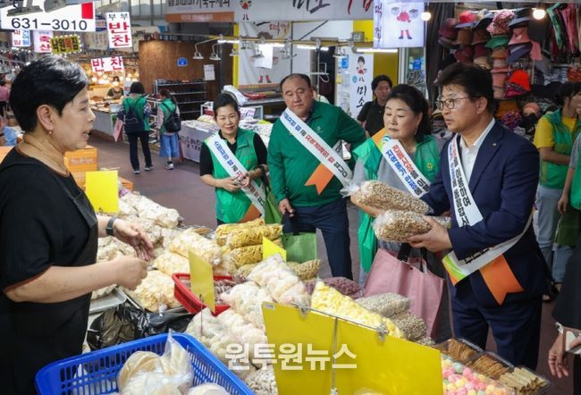 최충규 대덕구청장이 추석 명절을 맞아 1일 중리전통시장을 방문해 장을 보고 있다.