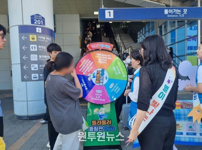 광산구는 1일 광주송정역 광장에서 식중독 예방 요령을 홍보하고 있다.