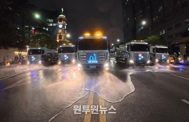 서초구 청소 차량이 대형에 맞춰 반포대로에 물을 분사하며 물청소를 하고 있다.