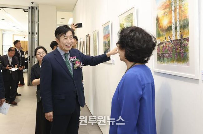 1일 개최된 ‘행복한 노년, 서초애 산다’ 행사에서 전성수 서초구청장(왼쪽)이 어르신의 예술작품을 감상하며 소통하고 있다.