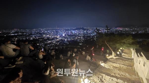 불꽃축제 명당으로 입소문을 탄 인왕산