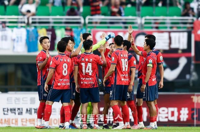 9월 27일 포항전 홈경기에서 김천상무 선수들이 경기 시작 전 파이팅을 하고 있다