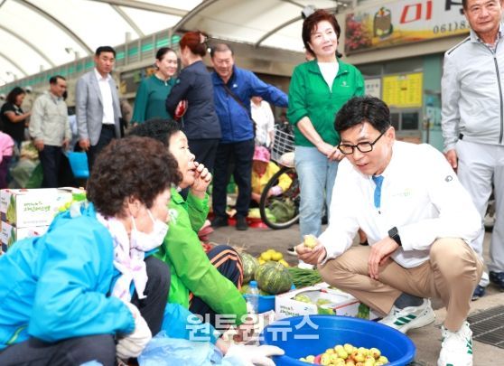 보성군, 추석맞이 전통시장 장보기 행사 추진_2일 녹차골보성향토시장에서 김철우 보성군수를 비롯해 보성군의회 의원, 관내 기관·단체 관계자, 공직자 등 300여 명이 참여해 제수와 지역 특산물을 구매하며 상인들을 격려했다