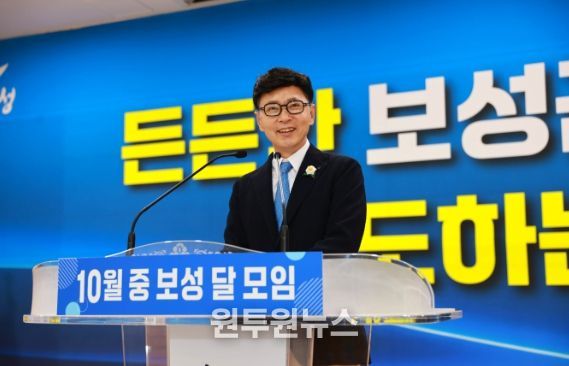 보성군, 신규 직원들과 함께하는 10월 보성 달모임 개최_‘10월 보성 달모임’에서 김철우 보성군수가 인사말을 전하고 있다.