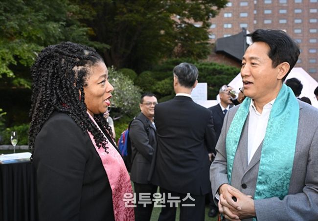 2025 세계대도시협의회 창립 40주년 기념 서울 총회(서울색 모티프의 한복 머플러를 착용한 카밀 조셉 바를락(Camille Joseph Varlack) 뉴욕 부시장과 오세훈 서울시장)