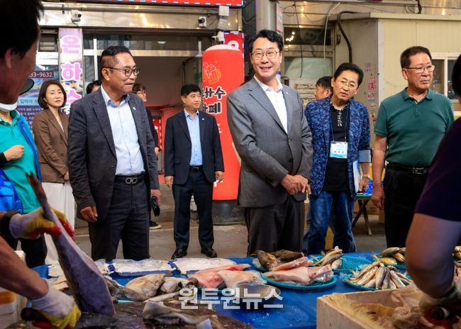 정명근 화성특례시장이 추석을 앞두고 2일 송산면 사강시장을 찾아 상인들과 소통하고 있다