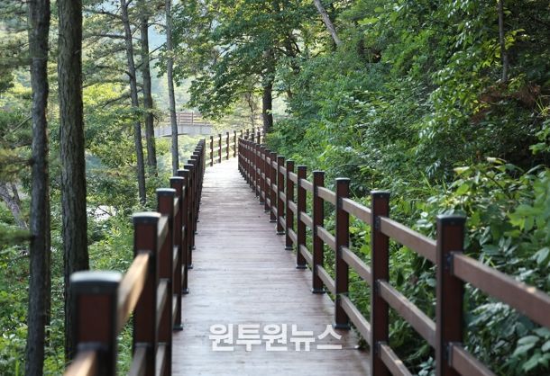 나주시가 오는 17일 ‘나주호 둘레길’ 전면 개통을 앞두고 있다.