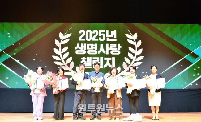 나주시가 지난달 30일 ‘정신건강의 날 및 자살예방의 날’ 기념식에서 우수상을 받았다. 사진은 송내옥 나주시보건소 건강증진과장(오른쪽 세 번째)이 다른 수상자들과 기념사진을 찍고 있는 모습.