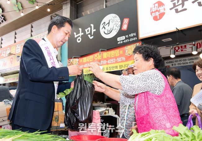 구미시, 전통시장 돌며 상인 격려…간담회로 민생 현장 청취