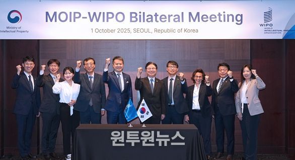 목성호 지식재산처장 직무대리(왼쪽에서 6번째)가 양자회담을 마치고 다렌 탕 WIPO 사무총장(왼쪽에서 5번째) 등 참석자들과 기념촬영을 하고 있다.