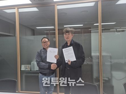 왼쪽부터 김용승 서울시마을버스운송사업조합 이사장, 김태명 서울시 교통기획관