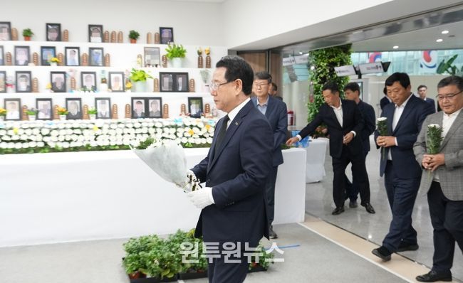 (제주항공 여객기 사고 희생자 무안공항 합동분향소 참배)추석 명절을 앞둔 3일 오후 김영록 전라남도지사가 제주항공 여객기 사고 희생자 무안공항 합동분향소를 찾아 희생자들의 넋을 기리고 있다.