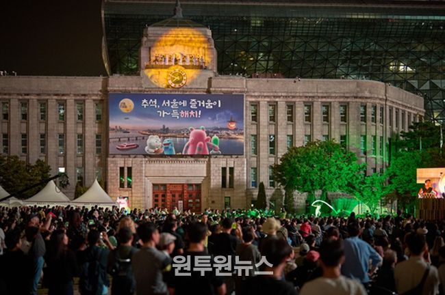 지난 4일 '서울어텀페스타' 개막공연 중 서울도서관 옥상무대에서 진행된 '백호'(타악그룹 타고) 공연을 관람하는 시민들 ⓒ서울문화재단