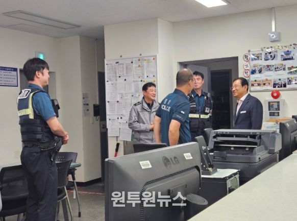 6일 추석을 맞아 이현재 하남시장(오른쪽 첫 번째)이 덕풍 지구대에 방문해 연휴에도 시민의 안전을 위해 최일선 현장을 지키고 있는 경찰관을 격려하고 있다.