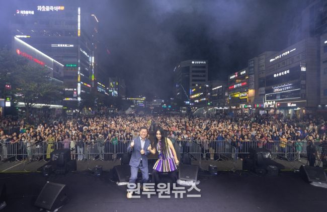 박승원 광명시장(사진 왼쪽)이 지난 4일 열린 '2025 페스티벌 광명' 무대에서 가수 한영애와 기념사진을 촬영하고 있다.