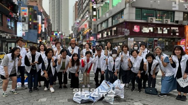 지난 2일 철산 상업지구 일대에서 시민과 함께하는 ‘기후의병 줍킹데이’ 행사 참여자들이 기념사진을 촬영하고 있다.