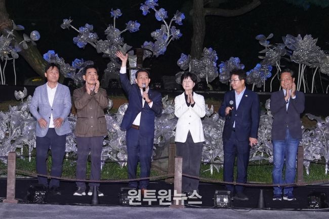 3일 선유몽 공연장인 용연을 찾은 이재준 수원시장(왼쪽 3번째), 김진표 전 국회의장, 백혜련 의원, 김영진 의원, 김승원 의원, 염태영 의원이 함께하고 있다.