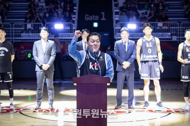 이재준 수원시장이 수원KT소닉붐을 응원하고 있다.