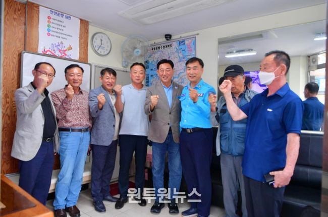 김한종 장성군수가 3일 장성읍 개인택시부를 방문해 애로사항을 청취하고 감사 인사를 전했다. 장성군 제공