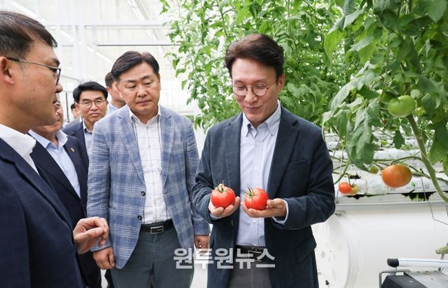 8일 김민석 국무총리가 전북특별자치도를 방문한 가운데 김제시 백구면 ‘전북 김제 스마트팜 혁신밸리’를 찾아 김관영 도지사와 청년 농업인의 창업 현장을 둘러보고 현장 목소리를 청취하고 있다.