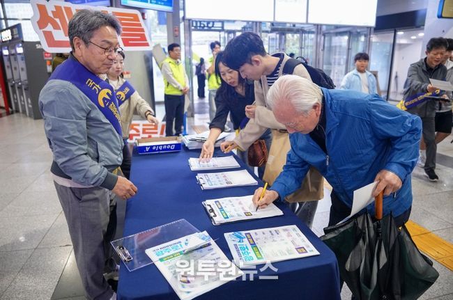강기정 광주광역시장이 지난3일 오후 서구 유·스퀘어 종합버스터미널에서 귀성객들에게 추석 명절 인사를 전하며 국가AI컴퓨팅센터 유치 캠페인을 벌이고 있다./광주광역시 제공