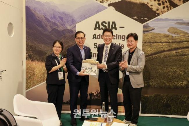 지난 9일 아랍에미리트 아부다비에서 노관규 순천시장이 딘도 캄필란(Dindo Campilan) IUCN 아시아지역책임자와 양자회담을 갖고 기념사진을 촬영하고 있다