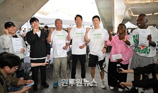 오세훈 서울시장이 10일(금) 동대문디자인플라자(DDP) 어울림마당에서 열린 '한가위 확·찐·살 확빼기' 챌린지에서 체력인증서를 들고 기념촬영하고 있다.