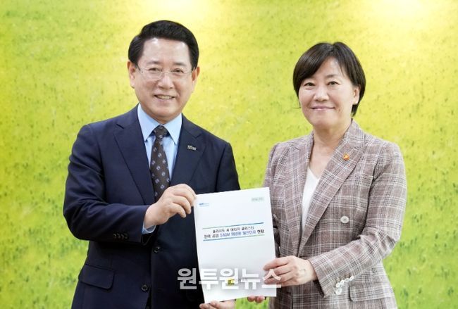 김영록 전라남도지사가 10일 오후 정부 세종청사에서 송미령 농림축산식품부 장관과 면담을 갖고 전남 주요 현안 사업에 대해 건의를 하고 있다.
