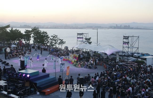 재단법인 포항문화재단은 11일 연오랑세오녀테마공원에서 제16회 일월문화제를 개최했다.