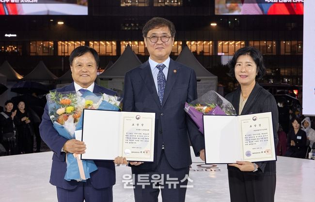 세종시교육청과 공영홈쇼핑 최우수기관 표창 기념촬영