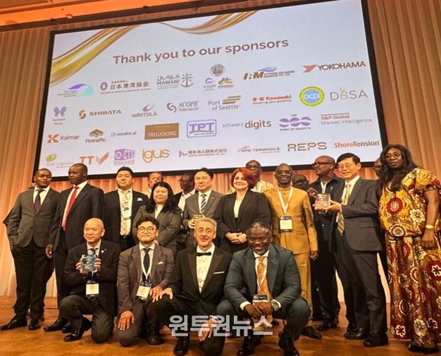 인천항만공사 수상자를 비롯한 관계자들이 기념촬영을 하고 있다 / 사진제공 = 인천항만공사