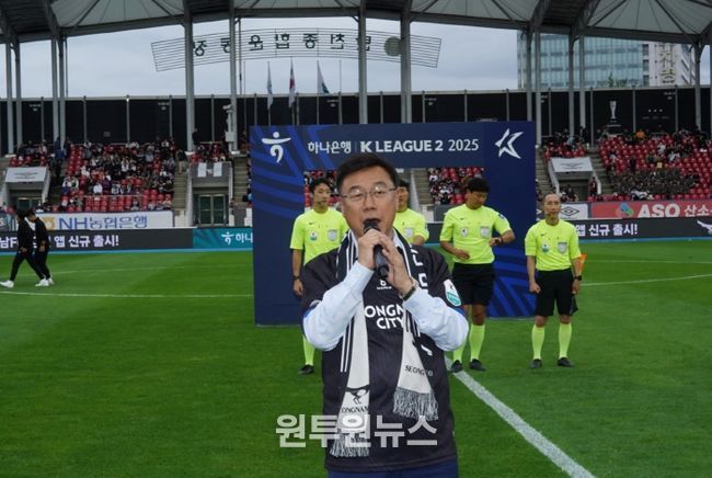 신상진 성남시장이 12일 탄천종합운동장에서 열린 K리그2 제34라운드 성남FC 홈경기에서 인사말을 하고 있다.