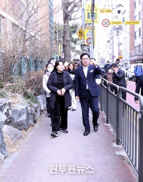 박일하 동작구청장이 지난해 2월 서울 동작구 대방동 대림초등학교 통학로 안전을 점검하고 있다.