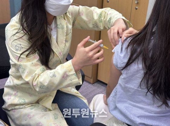 보행자 따라 켜지는 불빛... 증평군, 스마트 산책로로 안전·편의 잡았다