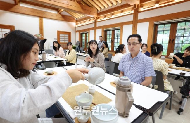 희조 동구청장과 영유아 부모들이 다도와 향 체험을 진행하고 있다.