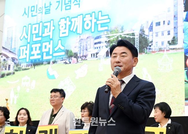 김동근 시장이 10월 11일 ‘제54회 의정부시민의 날 기념식’에서 인사말을 하고 있다.