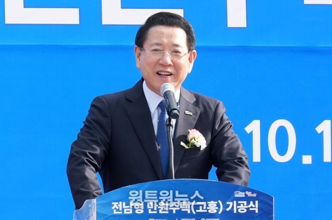 김영록 전라남도지사가 13일 고흥읍 성촌리 전남형 만원주택 사업부지에서 주요내빈들과 ‘전남형 만원주택’ 기공을 축하하는 시삽 퍼포먼스를 하고 있다.